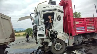 Tıra çarpan kamyonda sıkıştı