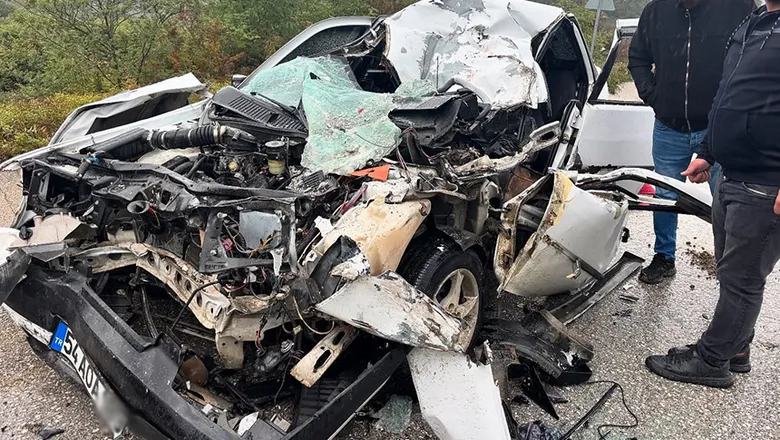 Tıra çarpan otomobilin sürücüsü yaşam savaşı veriyor