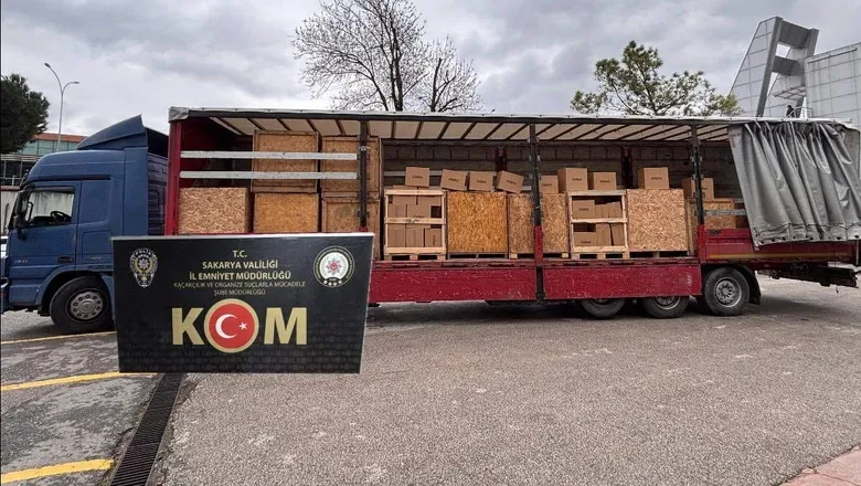 Tırdan milyonlarca kaçak makaron çıktı