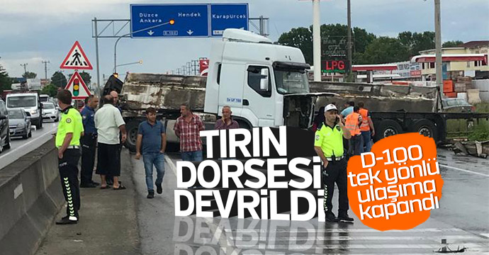 Tırın dorsesi devrildi D 100 tek yönlü ulaşıma kapandı