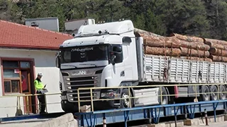 Tonajı aşan tır sürücüsü denetimde yakalandı