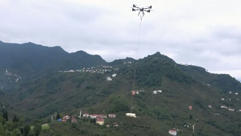 Toplanan fındık harmana dron ile taşınıyor