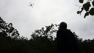Toplanan fındık harmana dron ile taşınıyor
