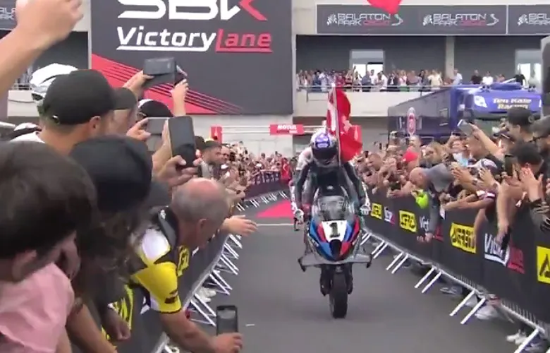 Toprak Razgatlıoğlu’ndan Macaristan’da tarihi zafer