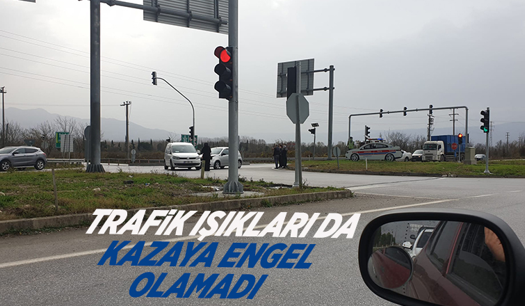 Trafik ışıklarıda kazaya engel olamadı