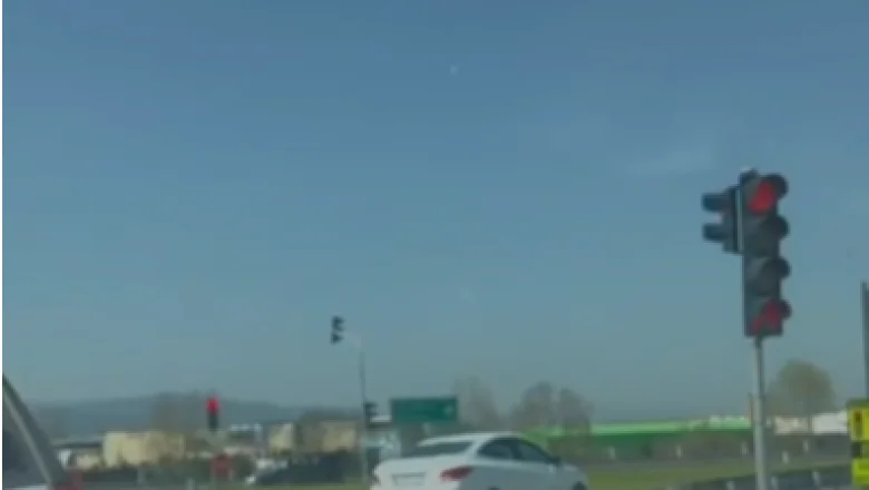 Trafikte pes dedirten görüntü: Kırmızı ışıkta geçti