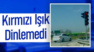 Trafikte pes dedirten görüntü: Kırmızı ışıkta geçti