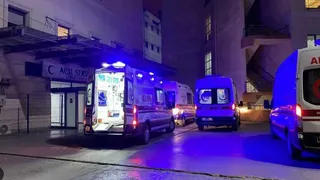 Traktör römorku bahçeye devrildi: 3 yaralı