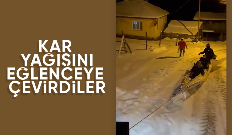 Traktöre bağladıkları çuvalla kayak yaptılar