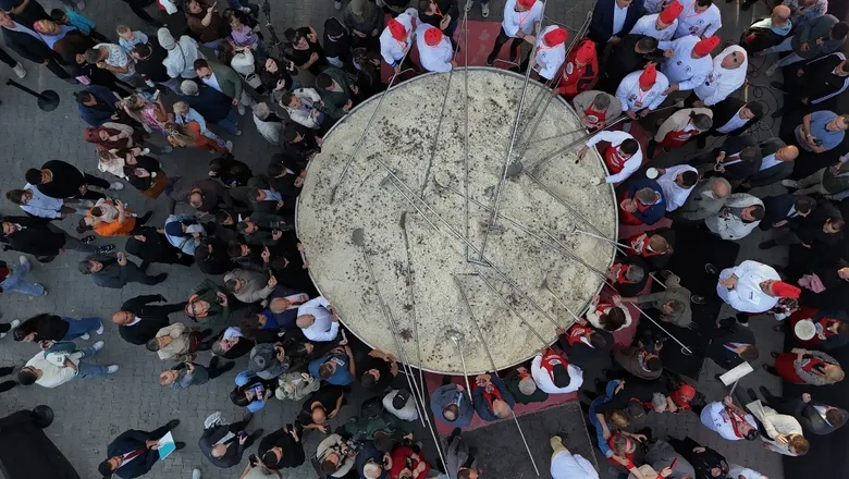 Türkiye'nin en büyük tenceresinde 6 ton pirinç pilavı pişirildi.