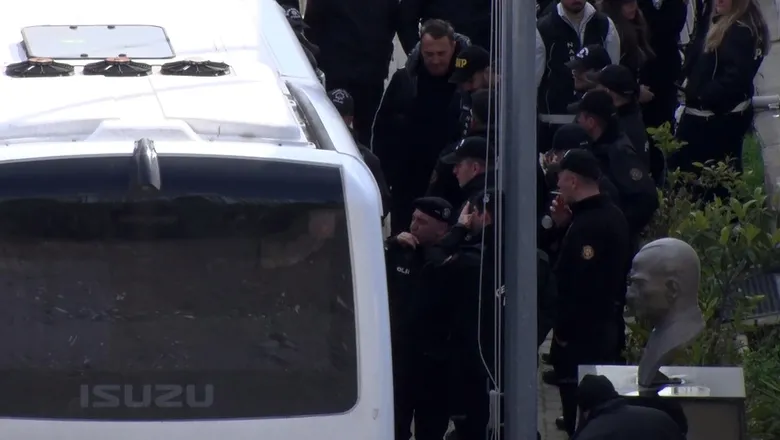 Ünlüler saç ve kan örnekleri alınmak üzere Adli Tıp'a  getirildi