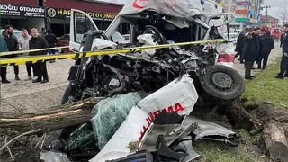 Vakaya giden ambulans Fındık yüklü kamyonla çarpıştı Ölü ve yaralılar var