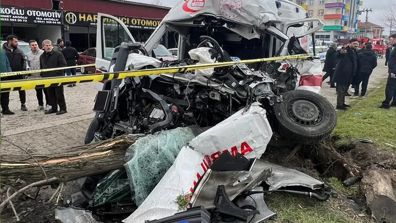 Vakaya giden ambulans Fındık yüklü kamyonla çarpıştı Ölü ve yaralılar var
