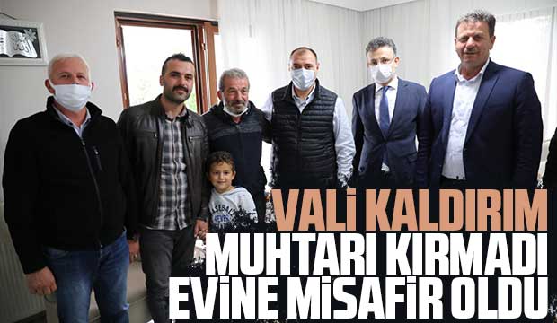 Vali Kaldırım Muhtarın davetini kırmadı evine misafir oldu