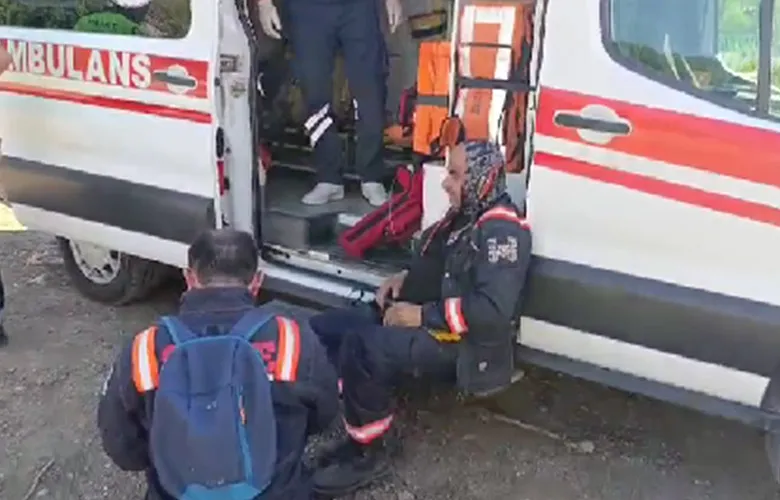 Yangına müdahale ederken dumandan etkilendiler