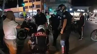 Yaralı bisikletliye ilk müdahaleyi polisler yaptı