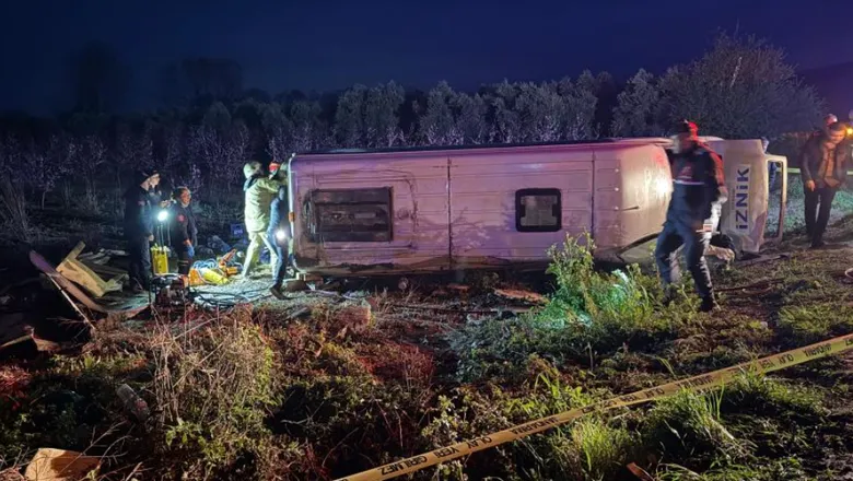 Yolcu minibüsü kaza yaptı: Ölü ve yaralılar var