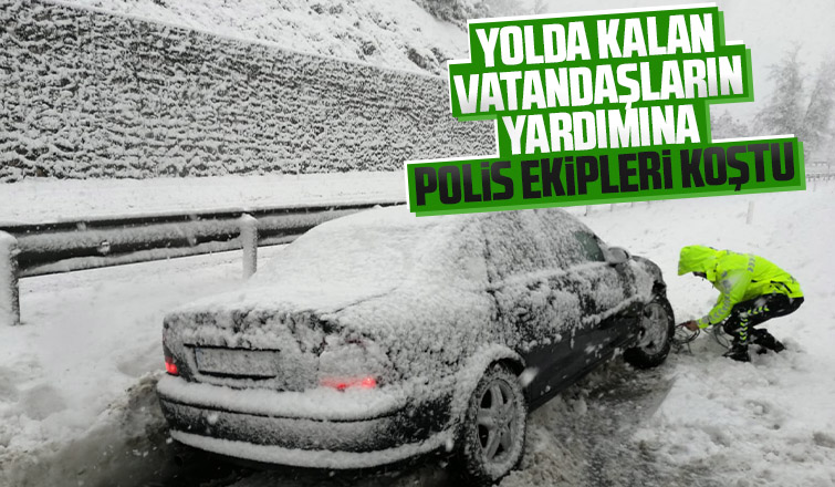 Yolda kalan vatandaşların yardımına polisler koştu
