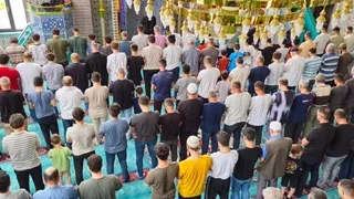 Yunus Emre Camiinde Cuma Namazı Çıkışı Aşure Sürprizi
