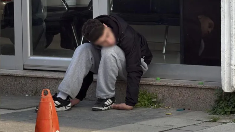 Zombi gibi kendinden geçti