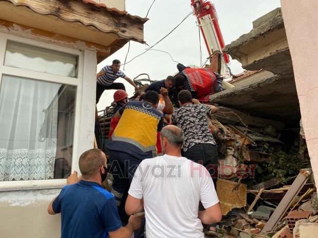 Kamyon evin üzerine uçtu 1 ölü 2 yaralı