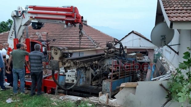 Kamyon evin üzerine uçtu 1 ölü 2 yaralı