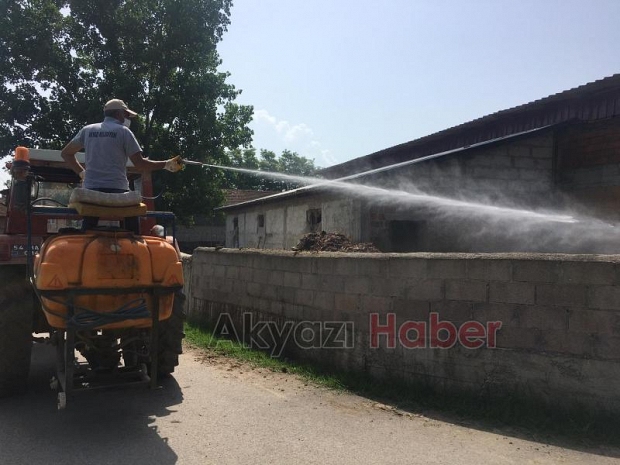 Akyazı Belediyesi ilaçlama çalışmalarını sürdürüyor