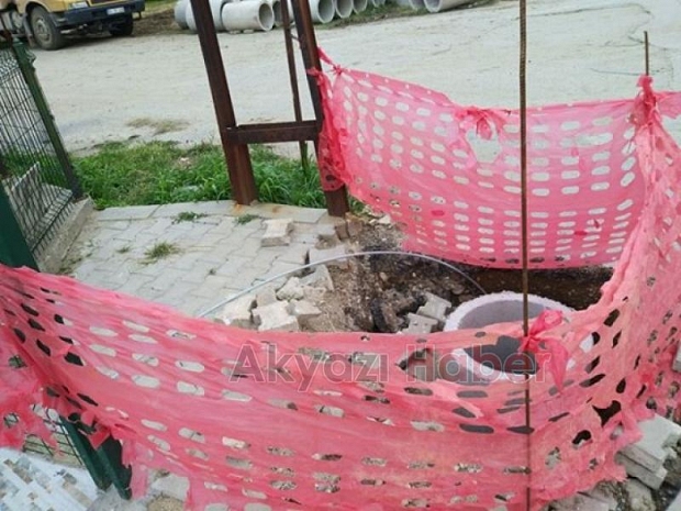 Kaldırım ortasına alınan elektrik direği tepki topladı