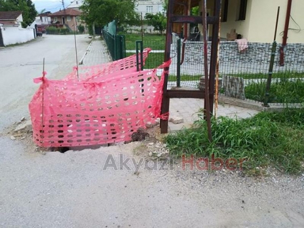 Kaldırım ortasına alınan elektrik direği tepki topladı