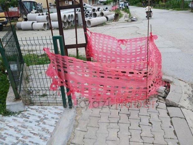 Kaldırım ortasına alınan elektrik direği tepki topladı