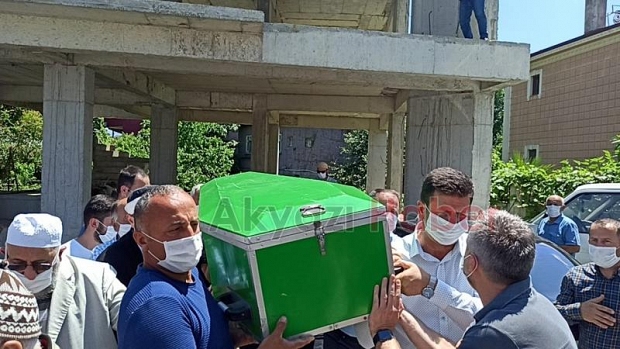 Cenaze namazını oğlu kıldırdı