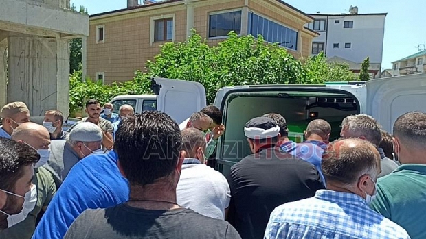 Cenaze namazını oğlu kıldırdı