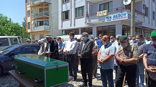 Cenaze namazını oğlu kıldırdı