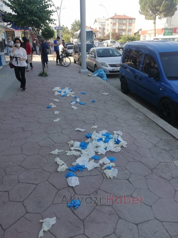 Maske ve eldivenler kaldırıma saçıldı