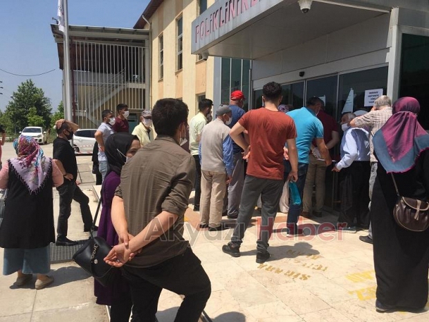 Güneşte muayene sırası bekliyorlar