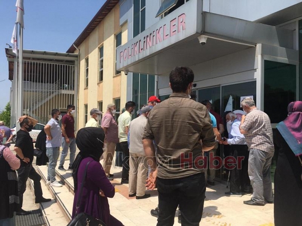 Güneşte muayene sırası bekliyorlar