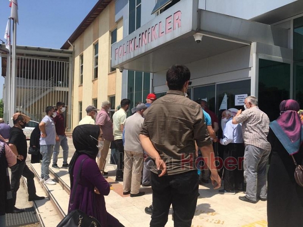 Güneşte muayene sırası bekliyorlar