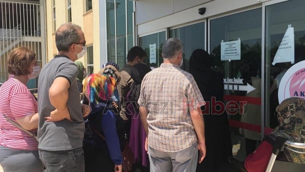 Güneşte muayene sırası bekliyorlar