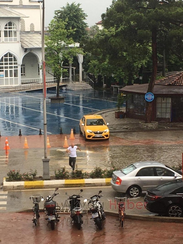 Akyazı'da sağanak etkili oldu