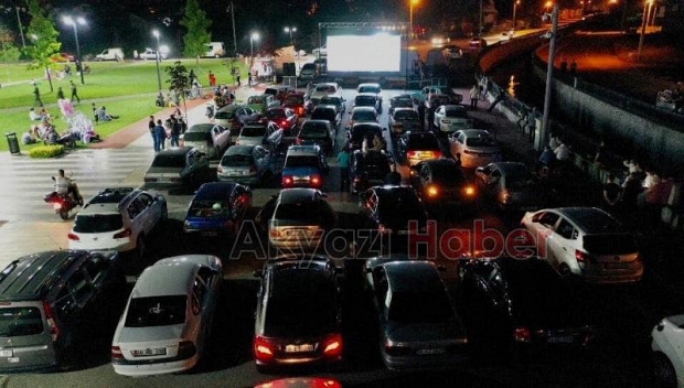 Akyazı'da Arabalı sinema' büyük ilgi gördü