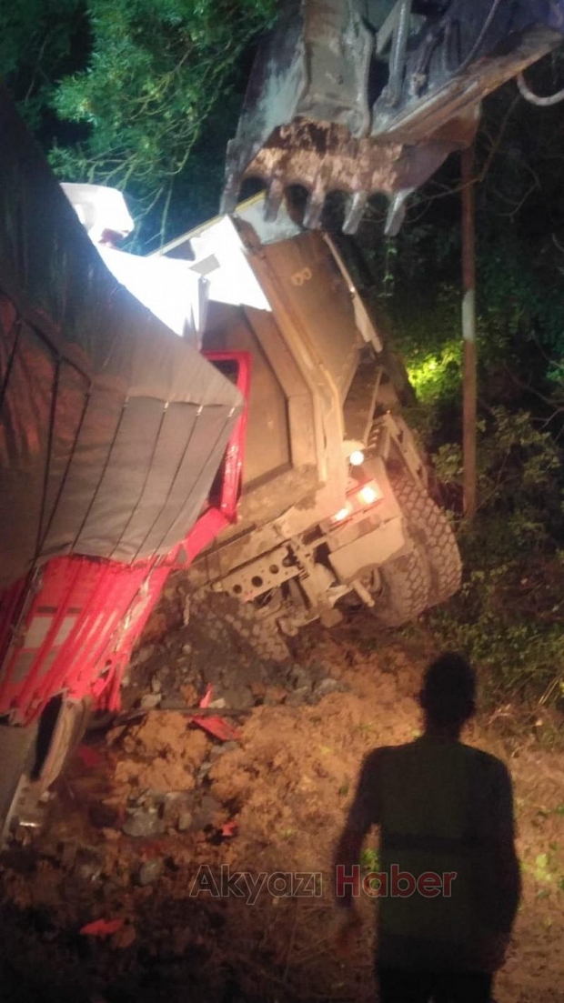 Araçta sıkışan sürücü 3 saatte kurtarılabildi