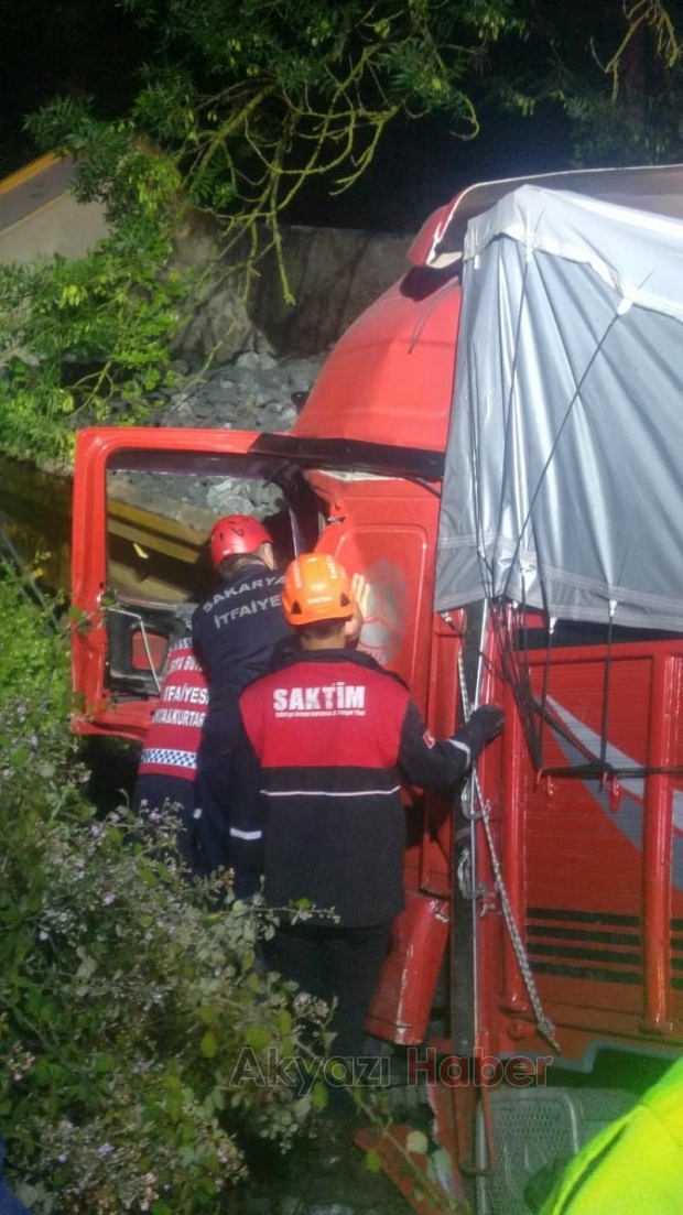 Araçta sıkışan sürücü 3 saatte kurtarılabildi