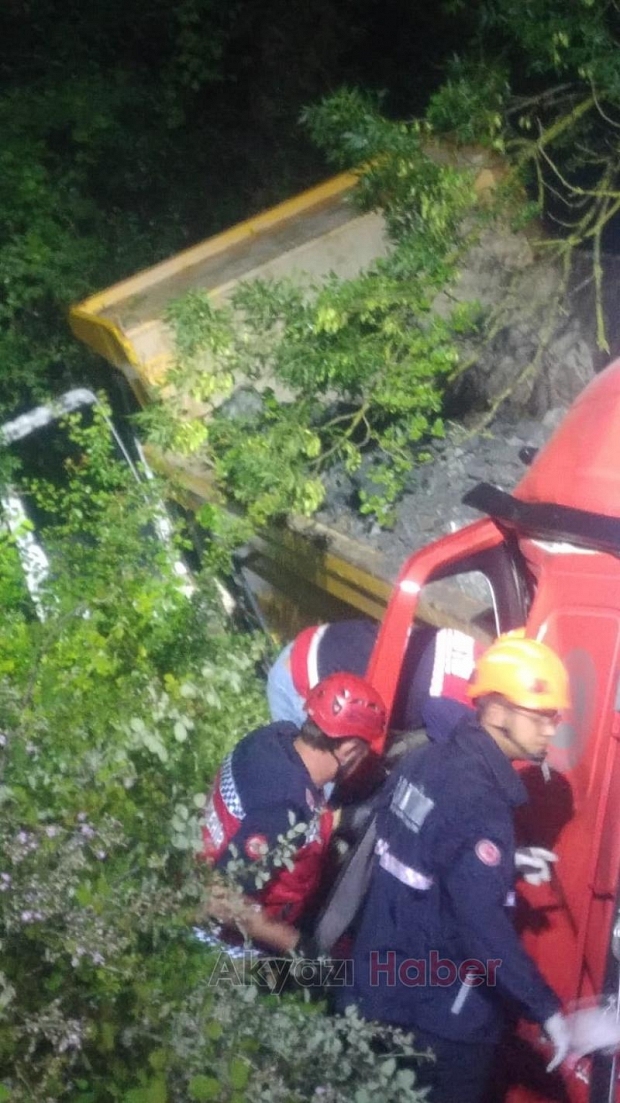 Araçta sıkışan sürücü 3 saatte kurtarılabildi