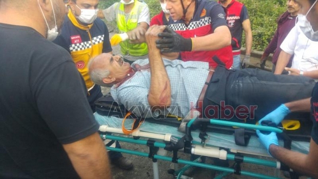 Araçta sıkışan sürücü 3 saatte kurtarılabildi