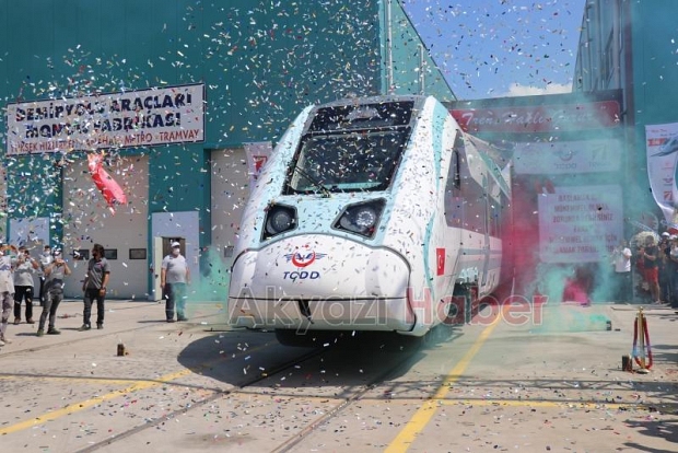 Milli tren raylara indirildi