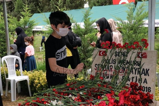 15 Temmuz şehidi mezarı başında anıldı