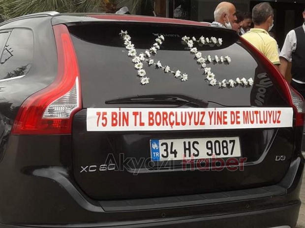 Gelin arabasının arkasına yazılan yazı gülümsetti