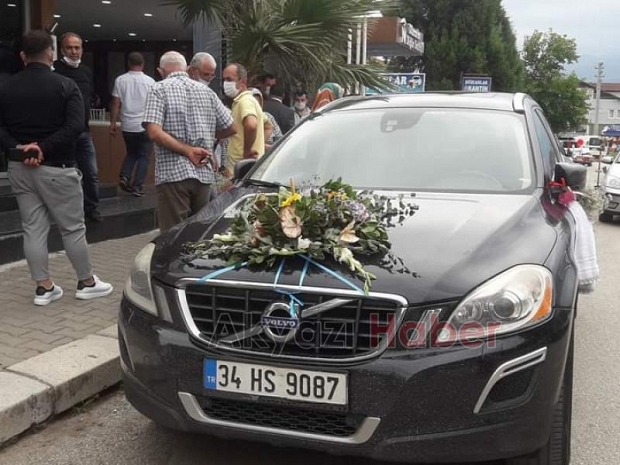 Gelin arabasının arkasına yazılan yazı gülümsetti