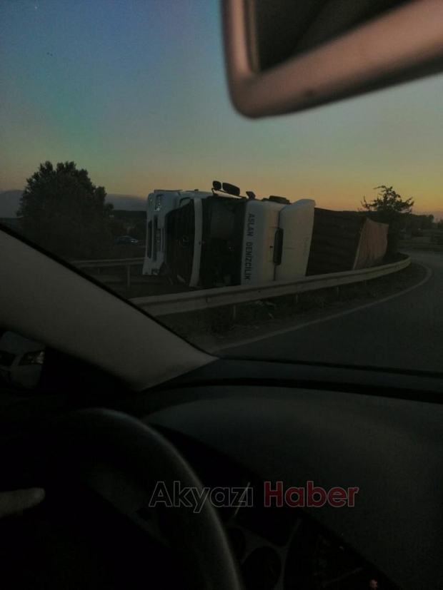 Tır virajı alamadı devrildi