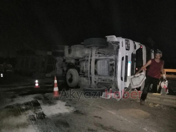Tır virajı alamadı devrildi